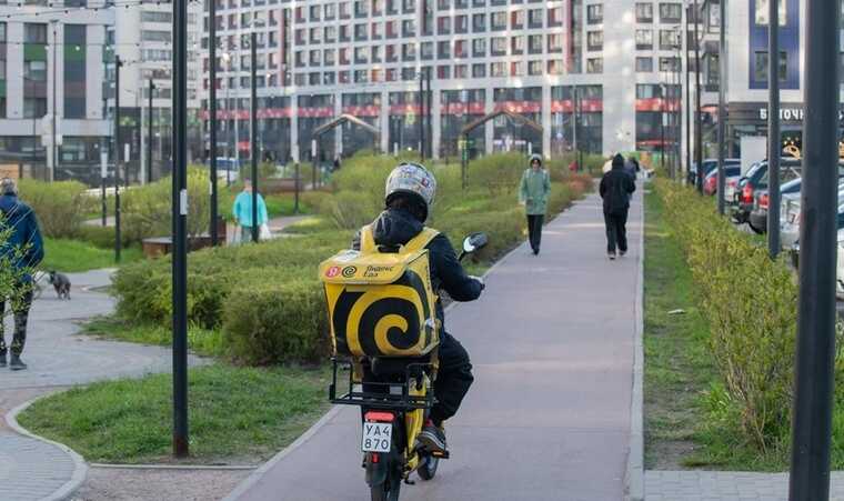 В Петербурге планируют запретить работу иностранцев курьерами и таксистами до конца 2025 года