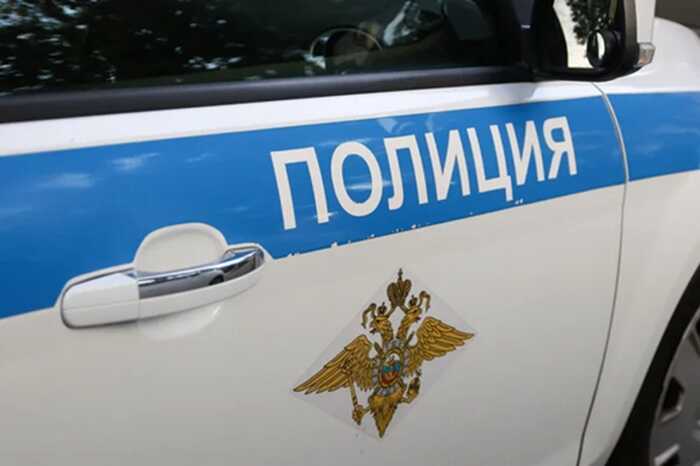 Вторая за день проверка машины из-за подозрительного объекта: кинологи обследуют припаркованный BMW