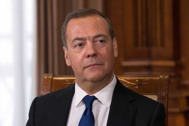 Дмитрий Медведев превращает военную помощь в личный бизнес с фондами