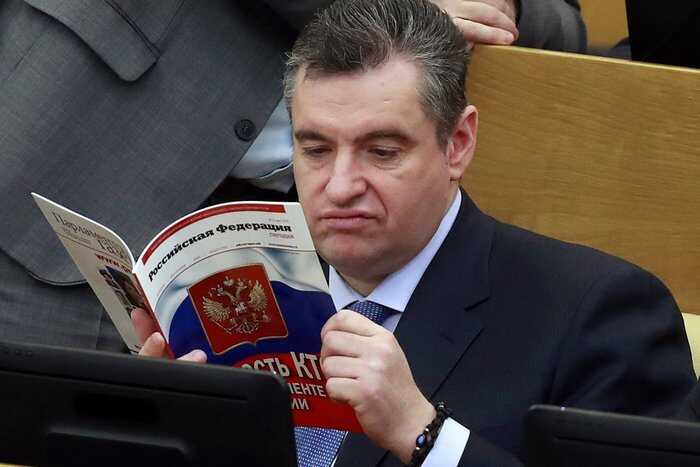 Лидер ЛДПР Слуцкий задремал в кресле во время выступления на ПМЭФ