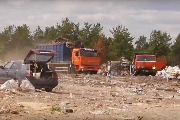 Нелегальная свалка под Дзержинском: песок и укрытия для опасного мусора под прикрытием властей