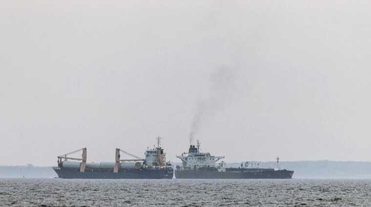 Россия использует военные корабли для охраны "теневого флота"
