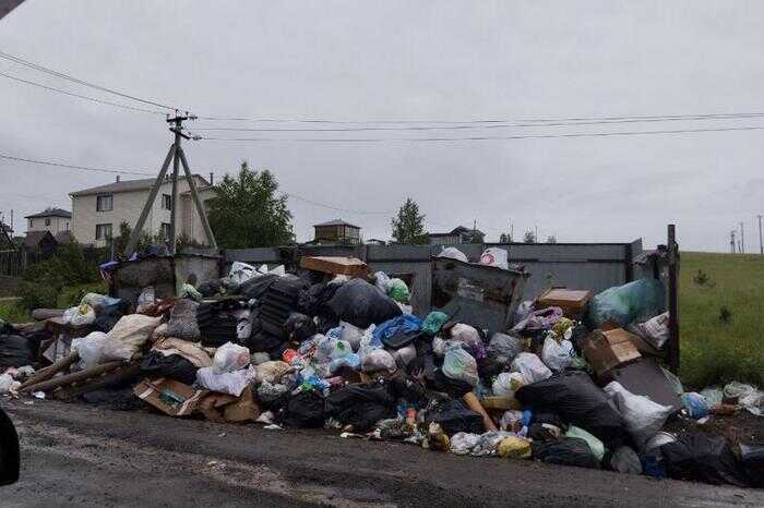 Мусорный кризис в Красноярске: несмотря на обещания, отходы продолжают заваливать дворы и улицы