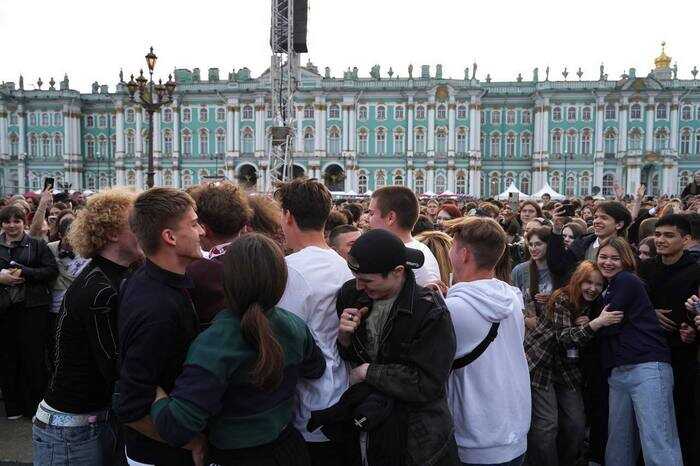 Пока в центре Петербурга проходят «Алые паруса», жители города жалуются на отсутствие связи и транспортный коллапс