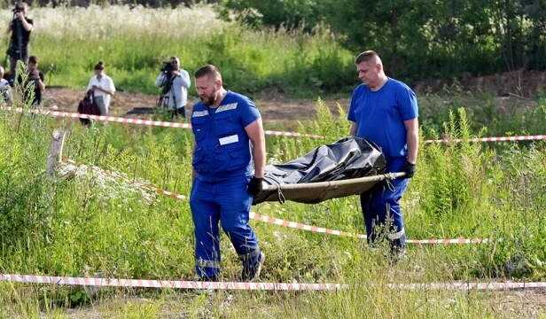 В Сети появились кадры с выносом тела Романа Старовойта