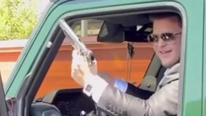 Появилось еще одно видео с Адамом Кадыровым за рулем автомобиля