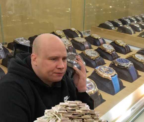 "Эксклюзивы" из подвала: Павел Захаров продавал миллиардерам и силовикам поддельные люксовые часы