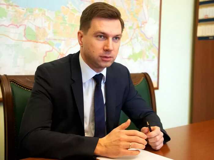 Вице-губернатор Петербурга Линченко проверяет трамвайную стройку в карбоновой каске за 66 тысяч рублей