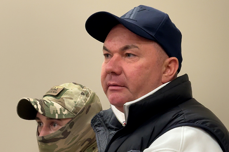 Следователи уверены: Сыч пообещал помочь игроку и снизить оставшуюся часть долга с 4 млн до 2 млн рублей, а взамен попросил продать свой Land Cruiser Prado и купить новый BMW Х5, добавив нужную сумму. Гарипов согласился и купил авто за 5,7 млн рублей